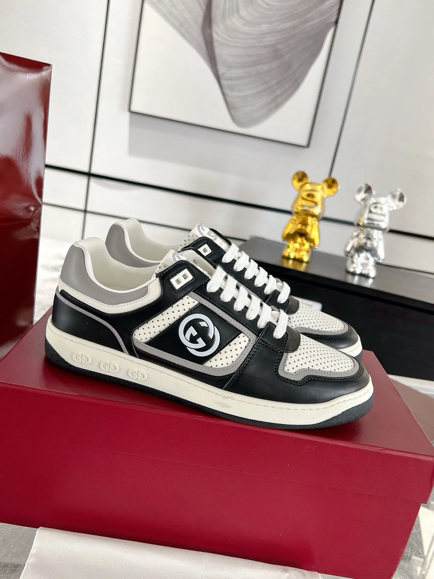 👟👟Ex-factory price 700👟👟 The latest casual sneakers for couples in white shoes❗️❗️ Original purchase, development and production. The sneakers are inspired by the classic sneakers of the 1970s, and the name is taken from the defensive movements in sports. This accessory is crafted from white leather, with an interlocking Double G stripe webbing embellished on the side, and the Gucci retro logo embellished on the shoe body. Original imported first-layer cowhide. Original custom-made soft sheepskin lining. Original open-molded TPU outsole. Bottom thickness: 2.5CM. Size: 35-44 (45 is custom-made and cannot be returned or exchanged)